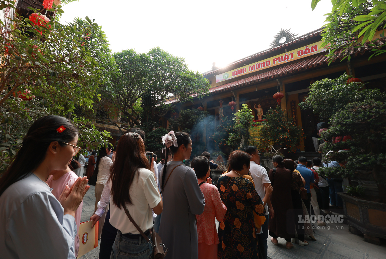 Nhiều người có mặt từ sớm để tham dự các nghi lễ, cầu nguyện bình an cho bản thân, gia đình trong ngày lễ lớn nhất trong năm của Phật giáo.