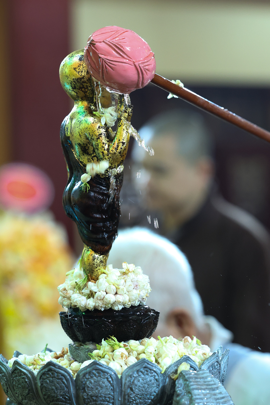 Tăng ni, phật tử dùng chiếc gáo nhỏ hình nụ sen, nhẹ nhàng rưới những dòng nước tinh khiết lên tôn tượng Đức Phật sơ sinh.