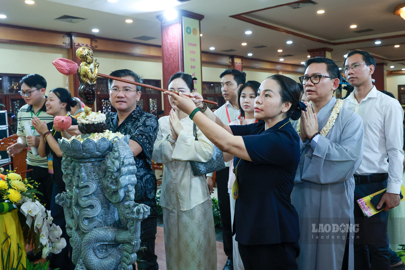Theo truyền thống Phật giáo, nghi thức tắm Phật mang ý nghĩa nhắc nhở mỗi người hướng đến sự thanh tịnh trong thân, khẩu, ý; nuôi dưỡng lòng từ bi và tinh thần thiện lành trong cuộc sống.
