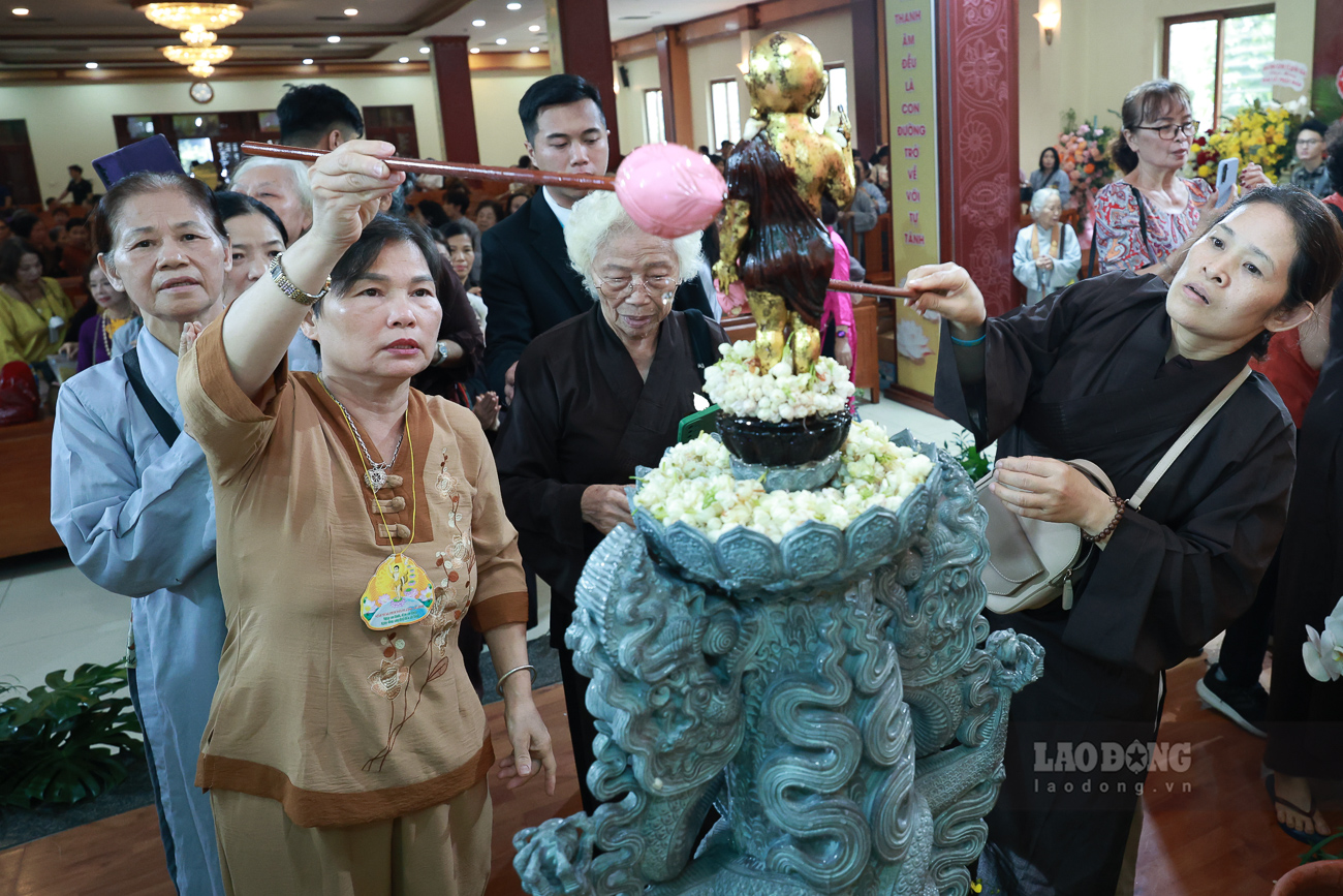  Nghi thức này không chỉ để bày tỏ lòng tôn kính mà còn mang ý nghĩa tự gột rửa thân tâm, giữ cho lòng mình luôn thanh tịnh và trong sáng.