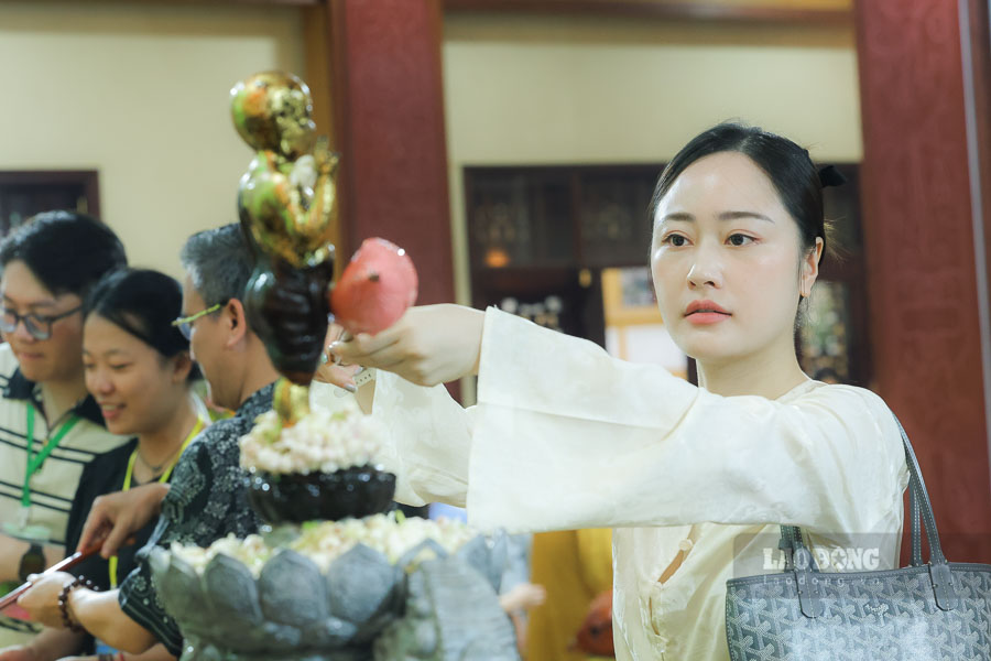Buddhists perform the Buddha bathing ritual at Quan Su Pagoda, Hanoi on the Buddha's Birthday Vesak 2570. Photo: Hai Nguyen