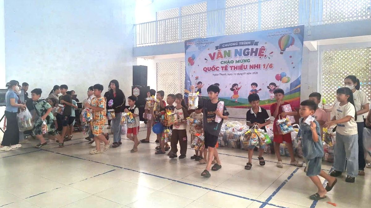 Children participate in playing and receiving gifts in a cultural program organized by the Trade Union. Photo: Thanh An