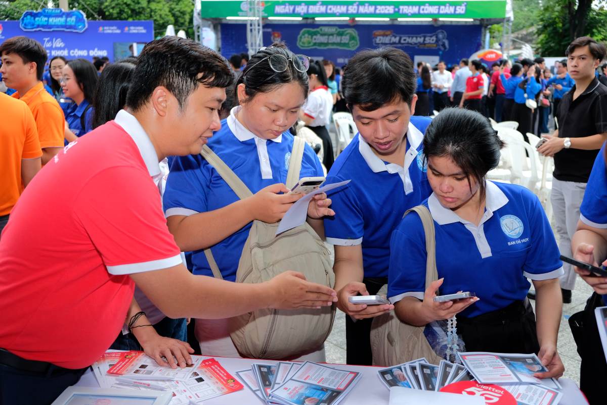 A large number of people in Ho Chi Minh City came to attend the "Number Touch Point" festival held on the morning of May 31. Photo: Dang Le