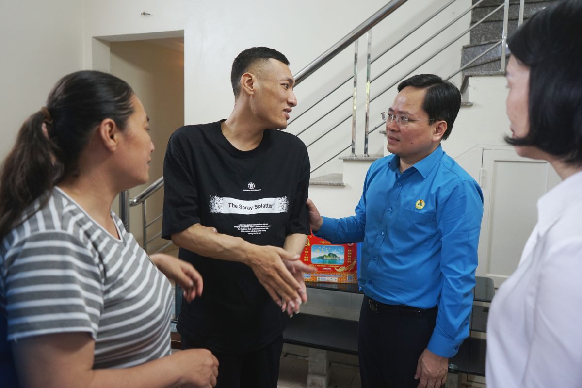 Meaningful gifts from the Trade Union Congress to workers in Thanh Hoa. Photo: Quach Du