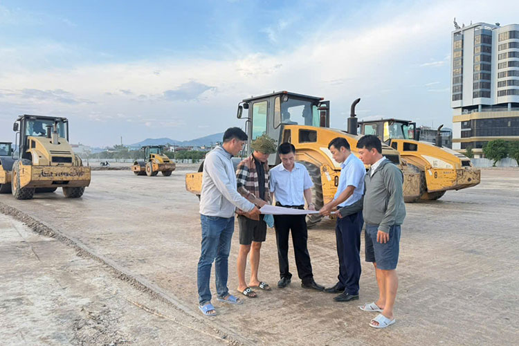 Dien Bien Department of Construction surveys and grasps the implementation situation of the Muong Thanh airport pedestrian street new urban area project. Photo: Department of Construction