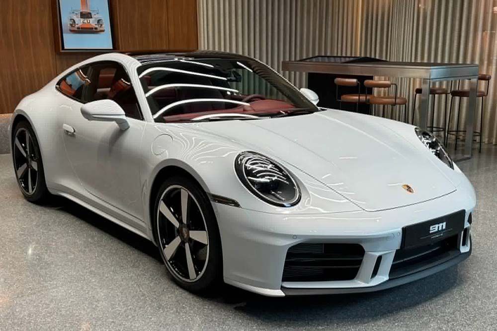 The Porsche 911 992. 2 with a white exterior combined with a striking red interior has just been handed over to customers in Hai Phong. Photo: Tung Le