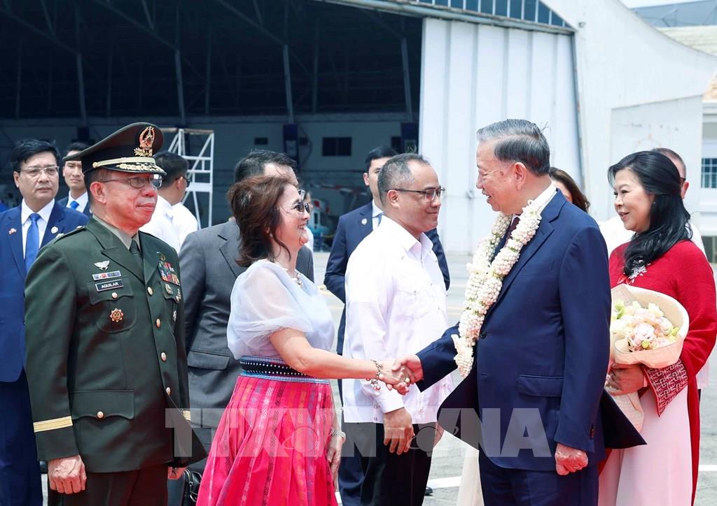 Các quan chức Chính phủ Philippines đón Tổng Bí thư, Chủ tịch nước Tô Lâm và Phu nhân tại sân bay quân sự Villamor Airbase, Manila. Ảnh: TTXVN