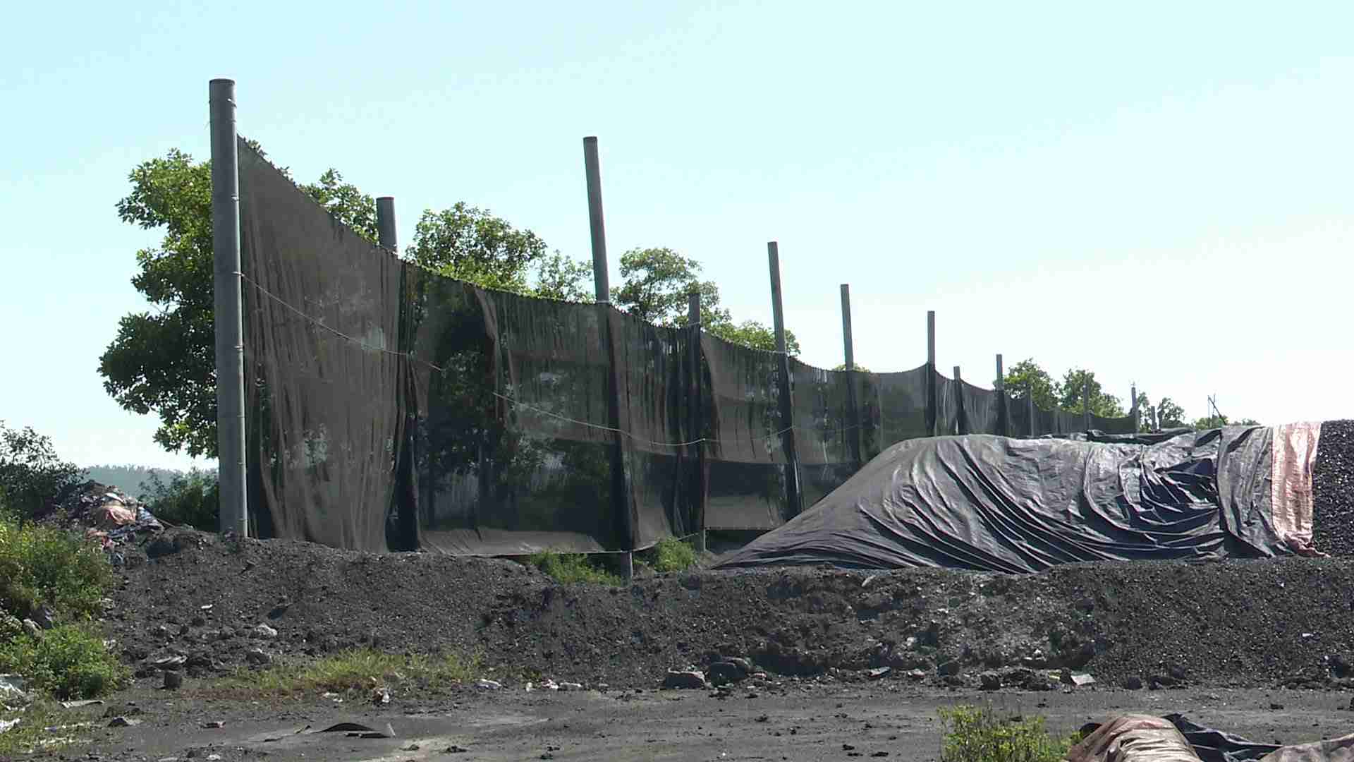 Dust protection nets are reinforced around the coal yard area adjacent to residential areas. Photo: Kinh Mon Ward