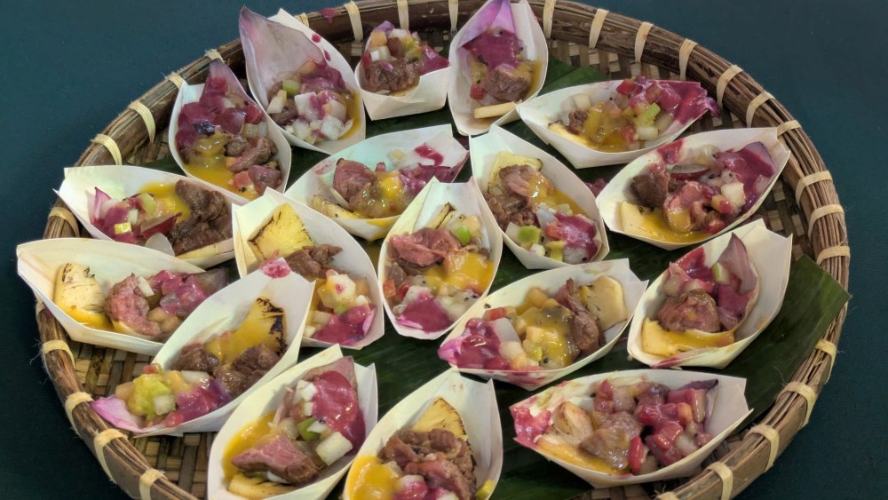 Các đại biểu thưởng thức món Bò lửa vườn phương Nam sử dụng 27 loại trái cây vừa được xác lập Kỷ lục Việt Nam. Ảnh: Anh Tú