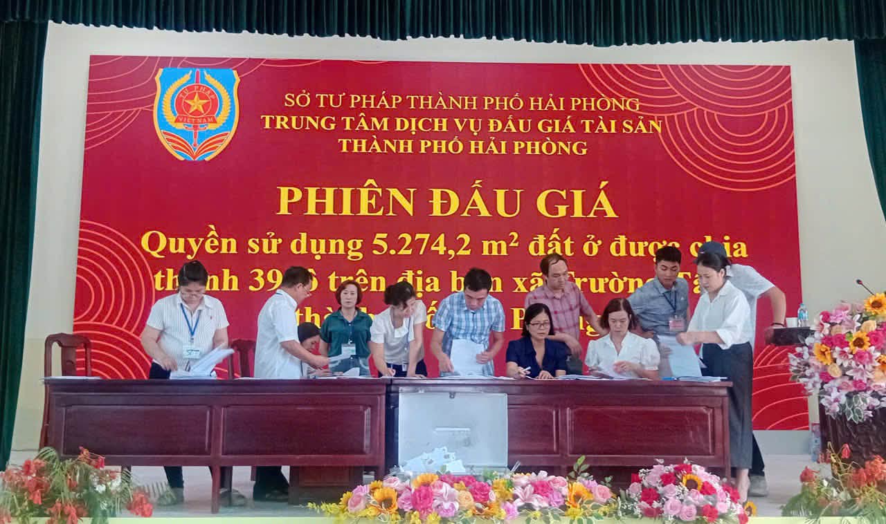 The land use right auction in Truong Tan commune attracted a large number of people to participate. Photo: Truong Tan commune