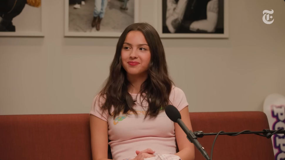 Olivia Rodrigo quảng bá cho album “You Seem Pretty Sad for a Girl So in Love” trong chương trình “Pop Cast“. Ảnh cắt từ video
