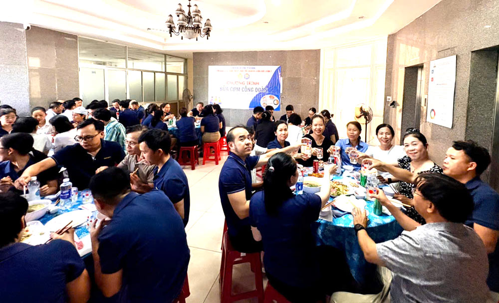 The grassroots trade union of Technical Standards, Metrology and Quality Center 2 organizes the "Trade Union Meal" program for all union members and workers working at the Center. Photo: Thanh Khe Trade Union
