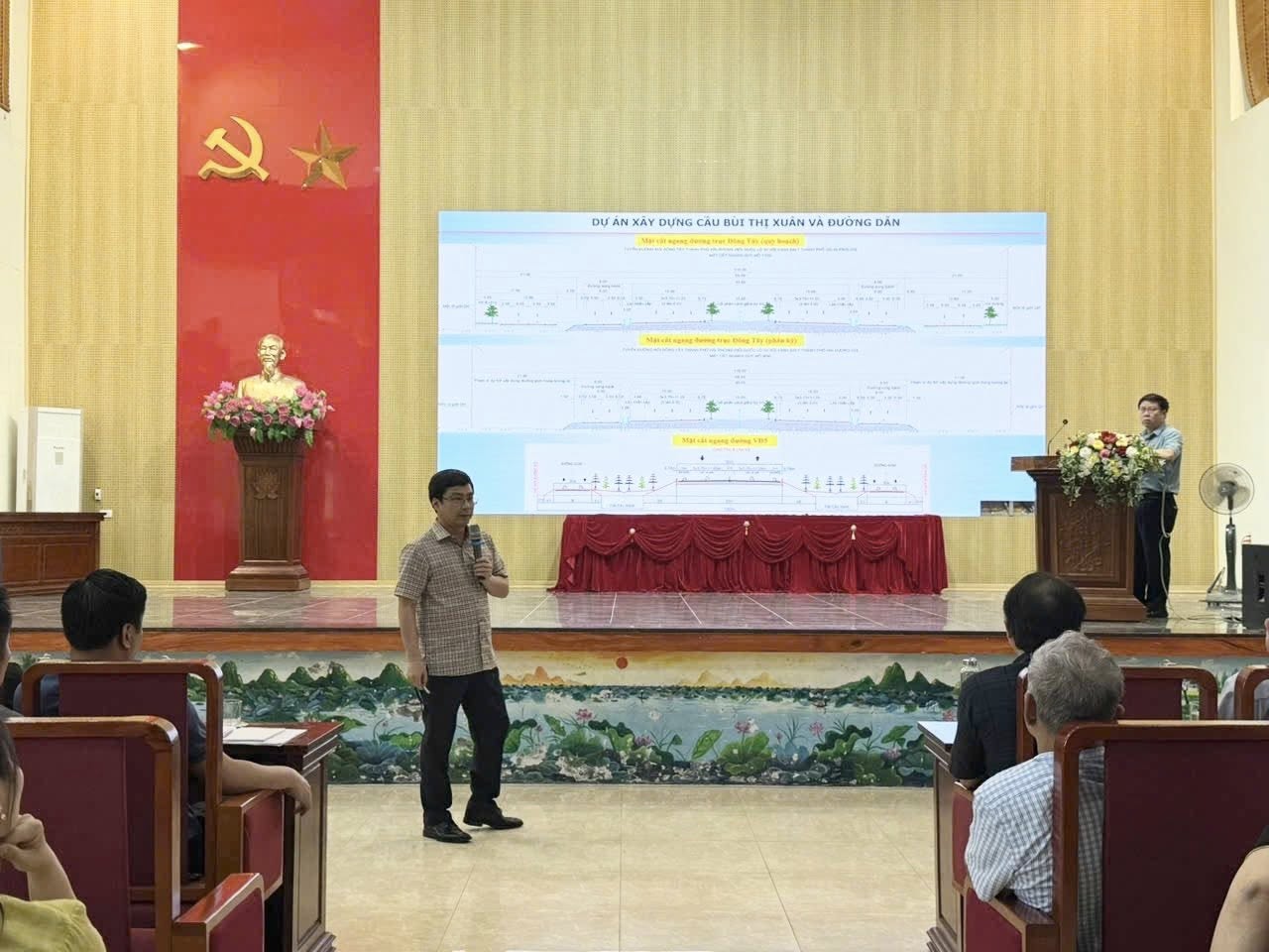 Đơn vị tư vấn trình bày phương án thiết kế cầu và đường dẫn. Ảnh: Duy Hưng