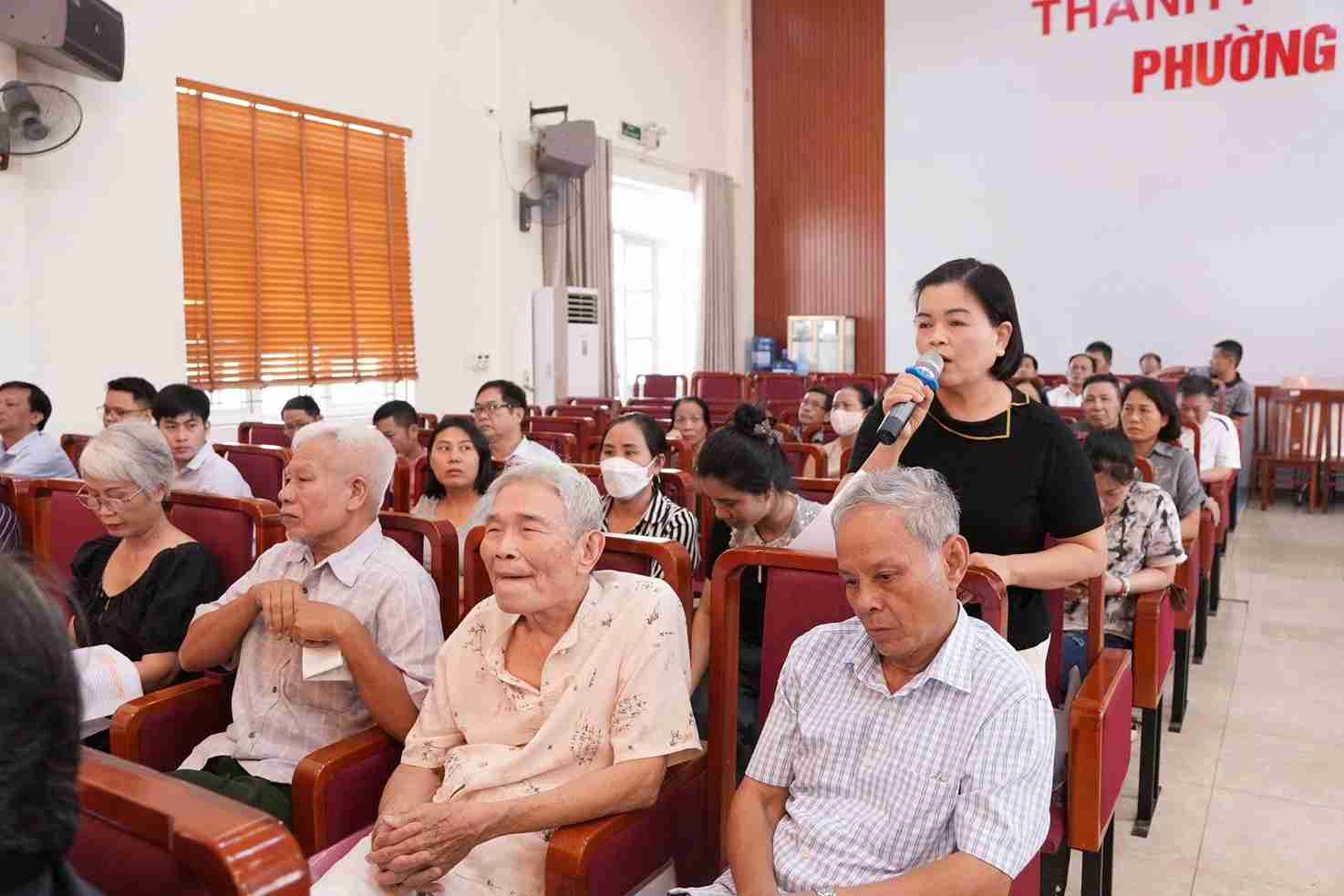 People exchange and express opinions about the project. Photo: Vu Khuyen