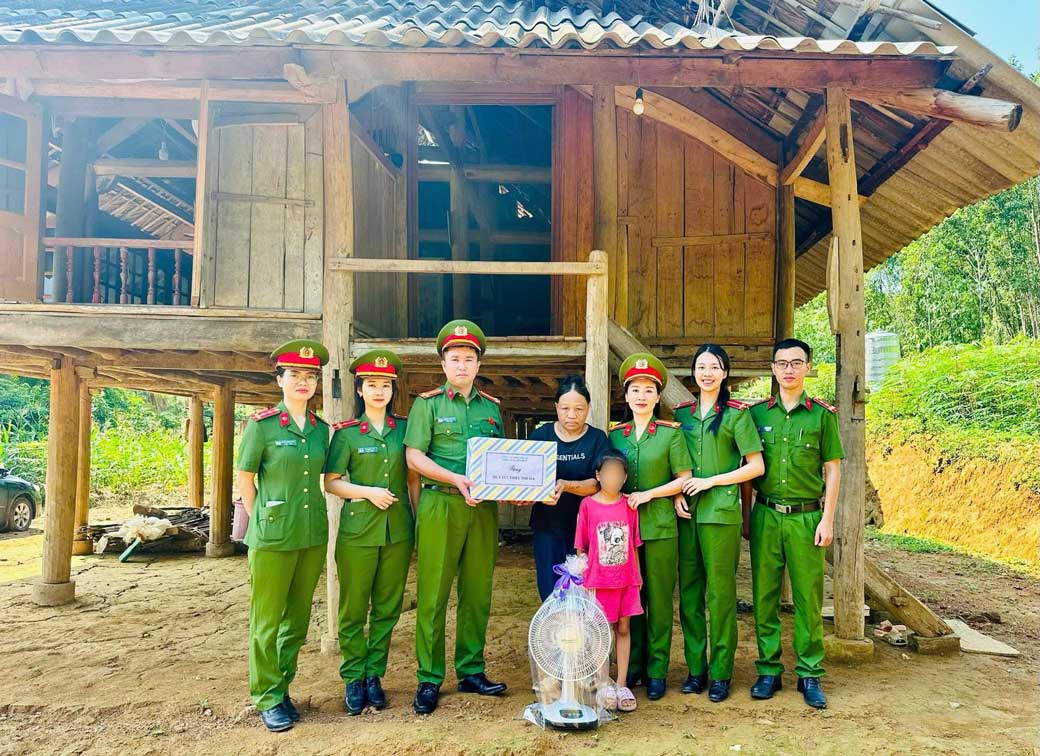 Những phần quà ý nghĩa được trao tận tay trẻ em khó khăn trên địa bàn xã Yên Bình. Ảnh: Công an xã Yên Bình