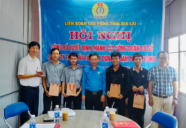 Tặng quà sinh nhật động viên người lao động. Ảnh: Thanh Tuấn 