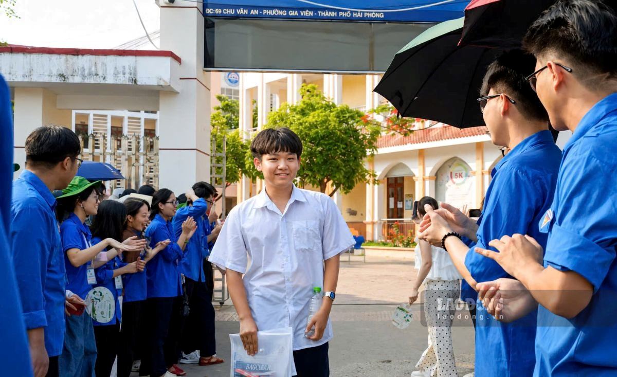 Candidates complete the first exam of the 10th grade high school entrance exam at the exam site of Chu Van An Secondary School, Hai Phong. Photo: Mai Dung