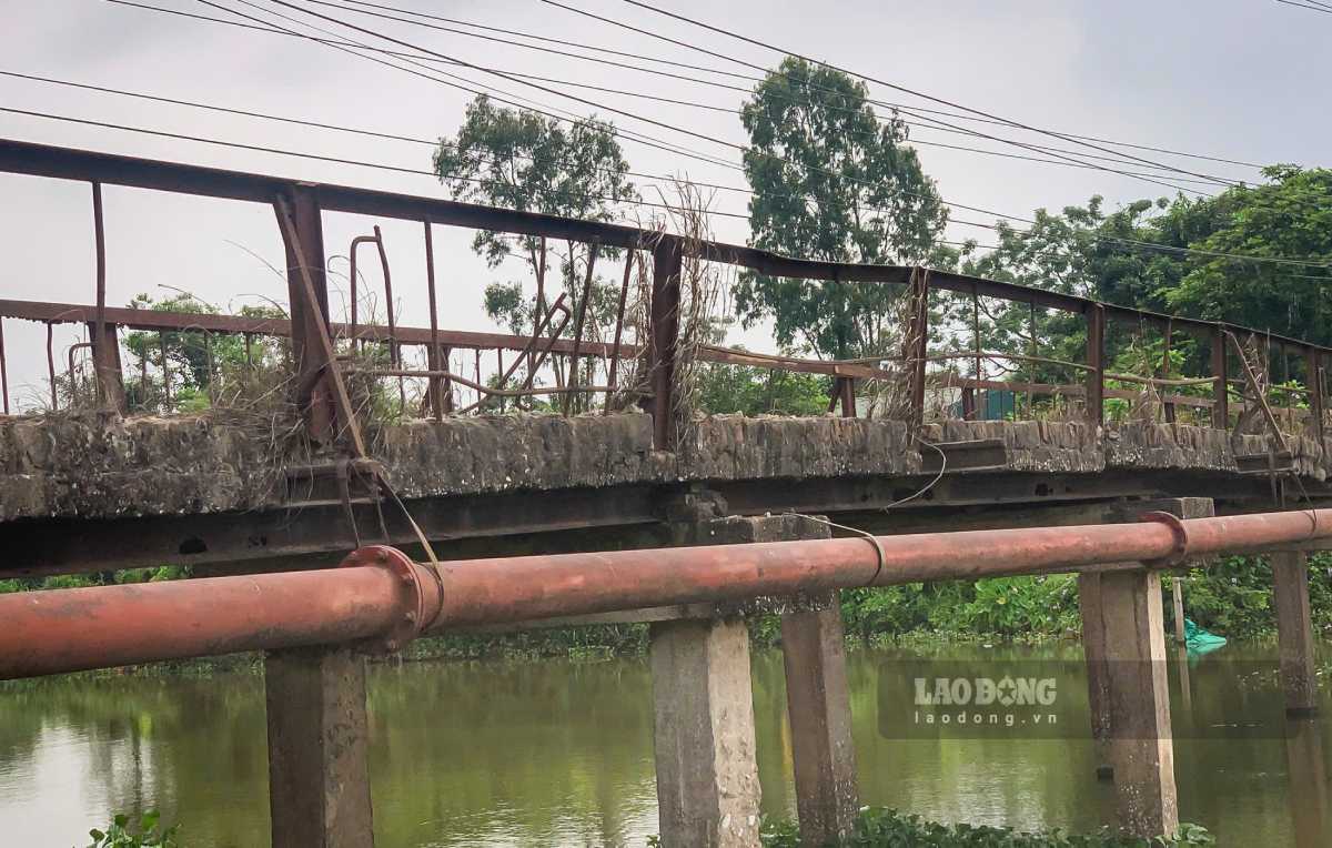 Người dân lo sợ khi di chuyển qua cây cầu xuống cấp ở phường Trường Thi. Ảnh: Hà Vi