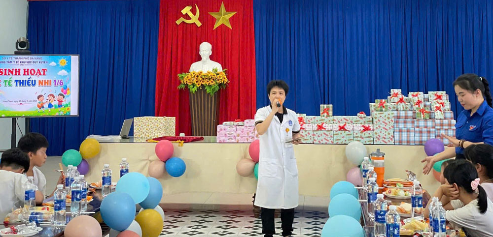 The grassroots trade union of Duy Xuyen Regional Health Center commended the children of union members and workers who achieved excellent results in the 2025–2026 school year. Photo: Nam Phuoc Trade Union