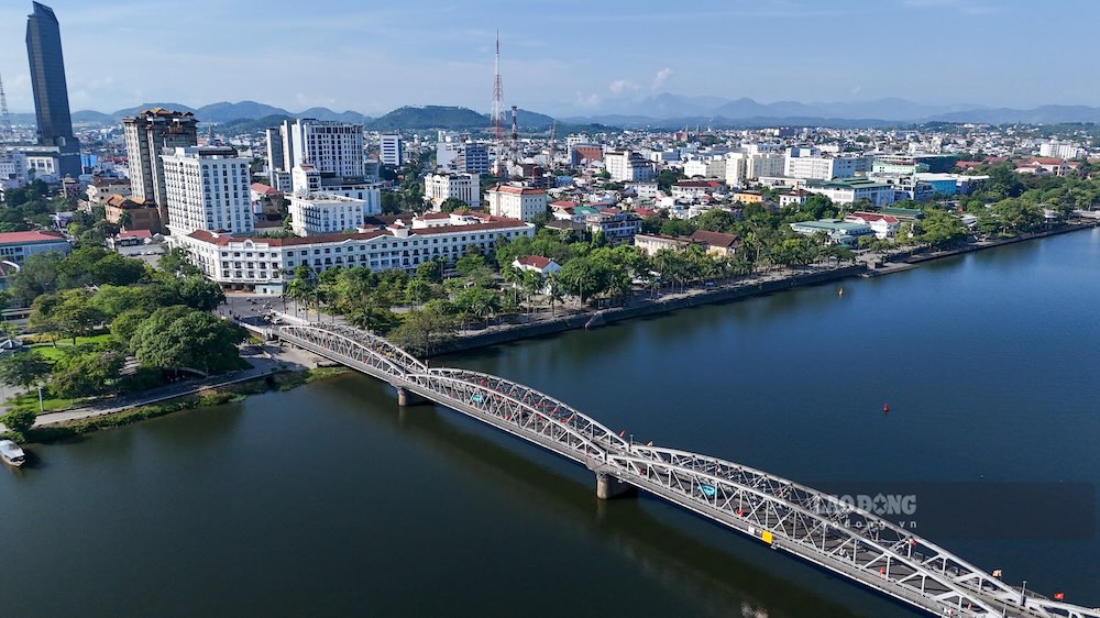 Trong thời gian cầu Trường Tiền cấm phương tiện lưu thông, người dân có thể di chuyển qua cầu Dã Viên, Phú Xuân và cầu Chợ Dinh. Ảnh: Nguyễn Luân