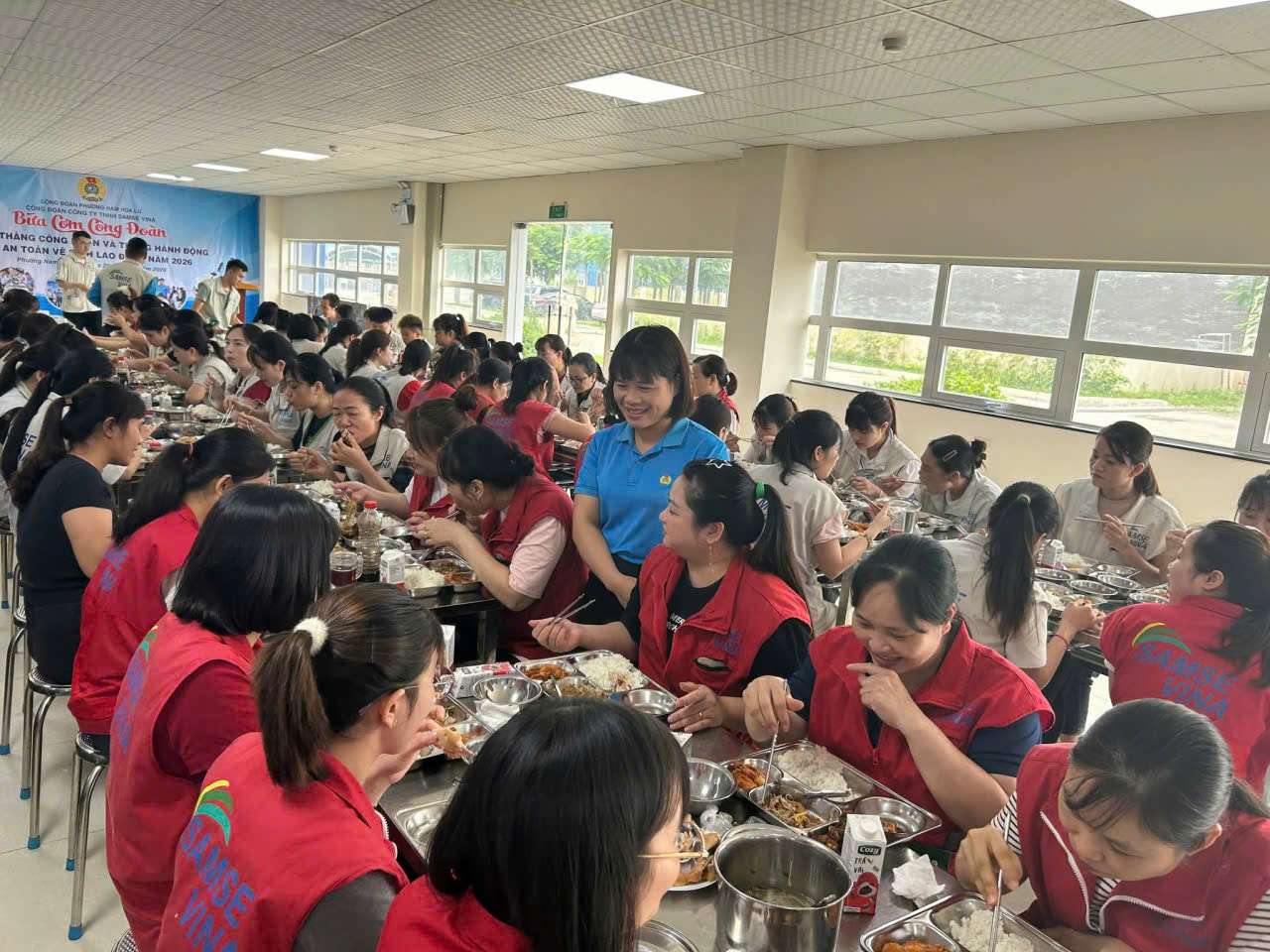 Chường trình “Bữa cơm Công đoàn” tiếp tục được các cấp công đoàn phối hợp với chủ sử dụng lao động triển khai có hiệu quả. Ảnh: Nguyễn Trường