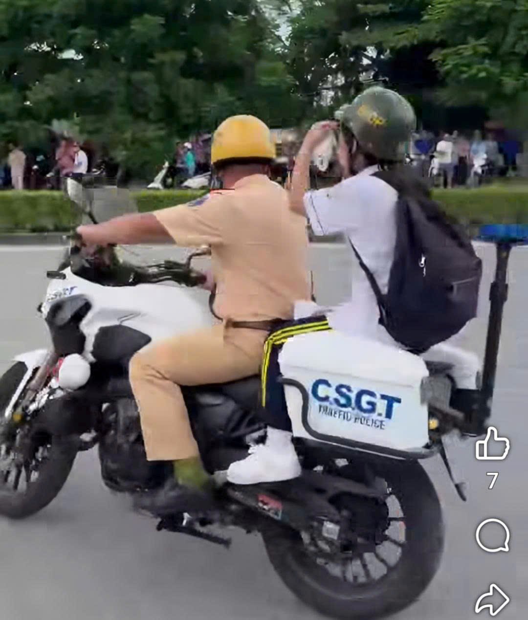 Traffic police carry candidates to the exam site 10 km away. Photo: Traffic Police Department of Hai Phong City Police