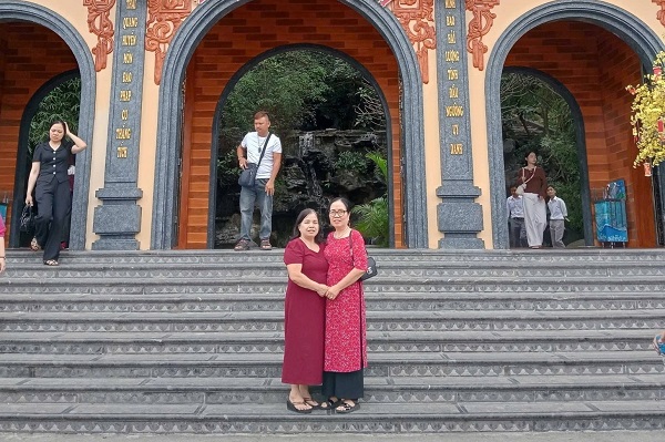 Bà Nguyễn Thị Ánh Tuyết (áo dài truyền thống) hỏi về thời điểm tăng lương hưu sau 1.7.2026. Ảnh: Xuyên Đông