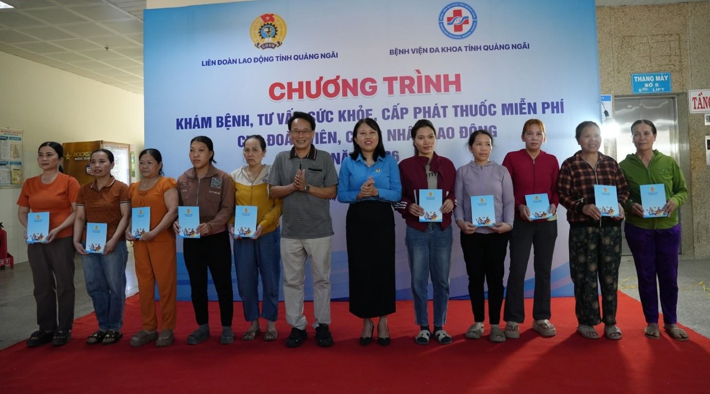 Lãnh đạo Liên đoàn Lao động tỉnh và Bệnh viện Đa khoa tỉnh trao quà cho đoàn viên, người lao động có hoàn cảnh khó khăn. Ảnh: Hoài Thuận