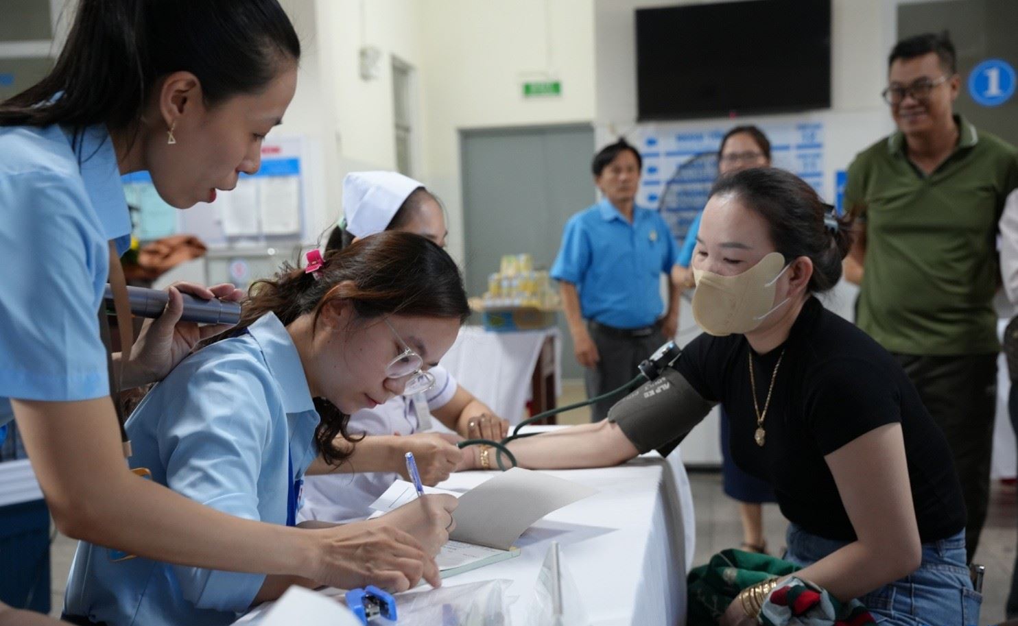 Doctors and nurses of Quang Ngai Provincial General Hospital examine health and dispense medicine to union members and workers. Photo: Hoai Thuan