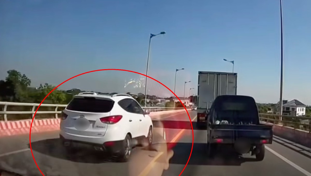 Car driver overtakes vehicle improperly on National Highway 21B in Ninh Binh. Photo: Cut from clip of the Traffic Police Department