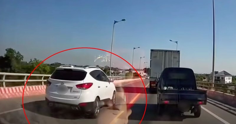 VNeTraffic: Tài xế ô tô bị phạt vì vượt ẩu trên Quốc lộ 21B