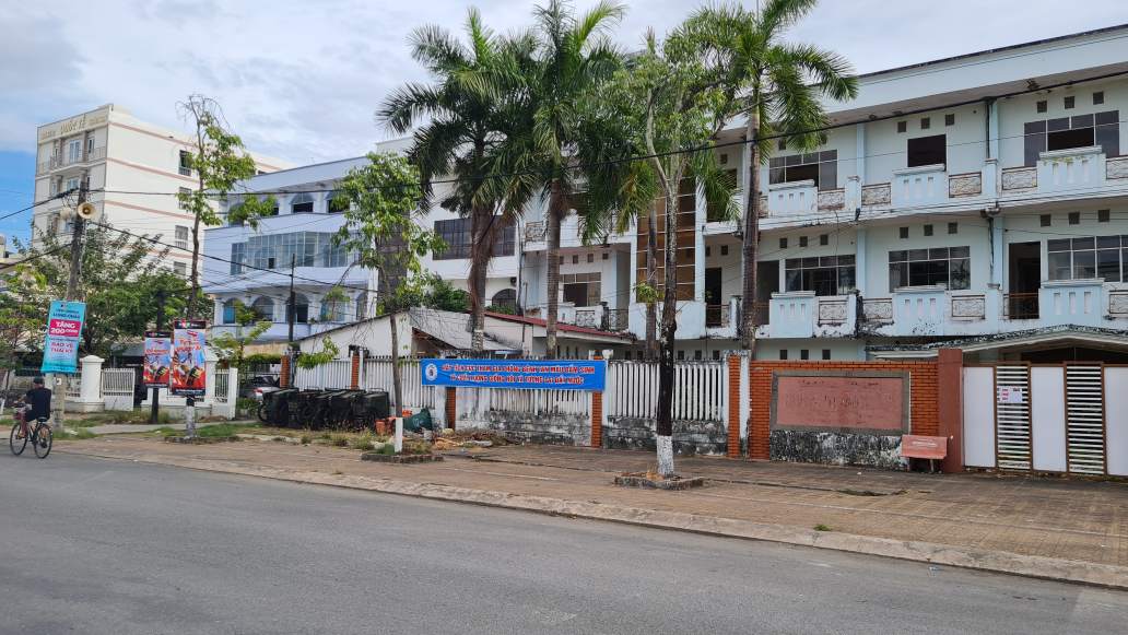 Two former agency headquarters in Ca Mau province on Phan Ngoc Hien street are now degraded. Photo: Nhat Ho.