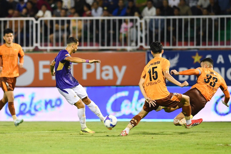 Hoang Anh Gia Lai faces Hanoi FC in round 25 of V.League. Photo: Minh Dan