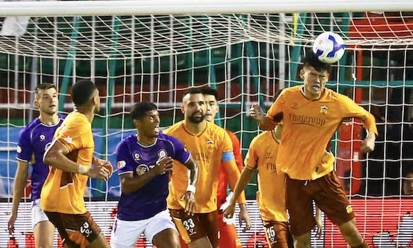 Hoang Anh Gia Lai faces Hanoi FC in round 25 of V.League. Photo: Minh Dan
