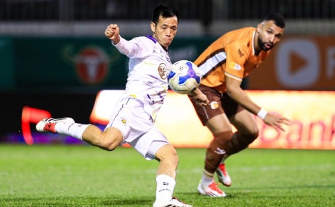 Hoang Anh Gia Lai faces Hanoi FC in round 25 of V.League. Photo: Minh Dan