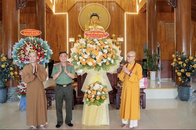 Leaders of Quang Tri Provincial Police present flowers and congratulate Buddhist establishments on Vesak. Photo: Quang Tri Provincial Police