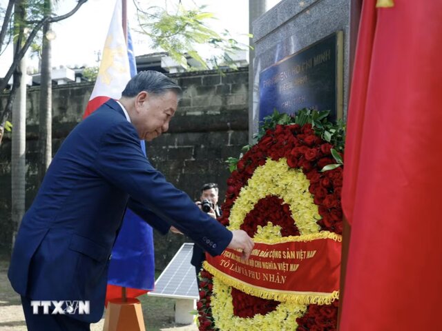 General Secretary and President To Lam offers flowers at the Statue of President Ho Chi Minh in the ASEAN Flower Garden, located in Intramuros ancient citadel, Manila capital. Photo: VNA
