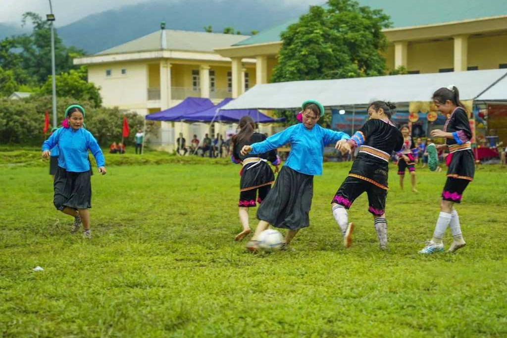 Women's football exchange between the Dao women's team of Hai Son commune and the San Chi women's team of Binh Lieu commune. Photo: Quang Ninh e-Portal