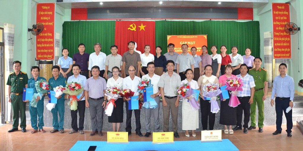 Ba Gia commune, Quang Ngai province organizes a meeting to say goodbye to the non-specialized team who retired according to regulations. Photo: Thien Bao