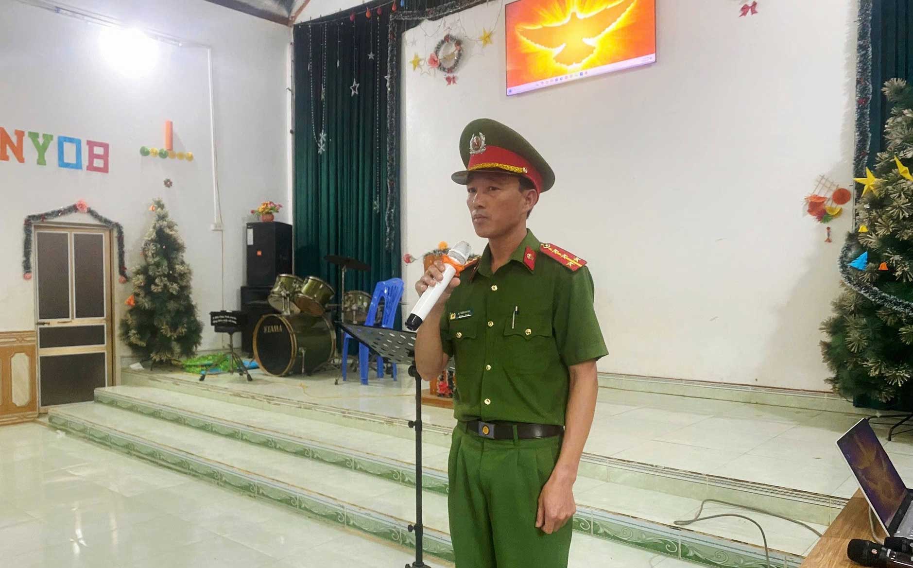 Cán bộ Công an xã tuyên truyền, phổ biến các quy định của pháp luật tới bà con tín hữu tại điểm nhóm Làng Có 2.