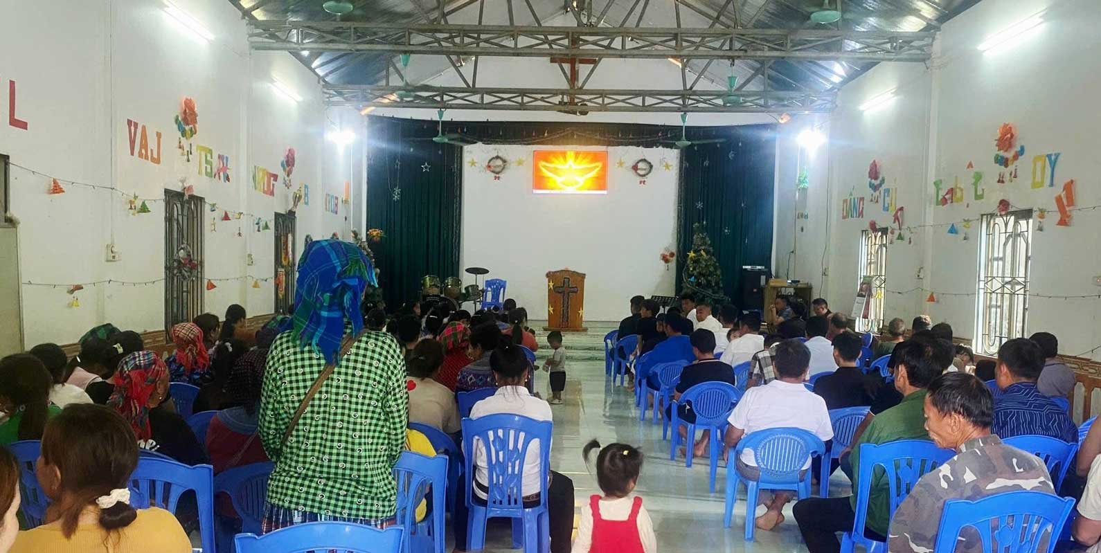 Đông đảo người dân tham dự buổi tuyên truyền pháp luật do Công an xã tổ chức. Ảnh: Công an xã Xuân Quang