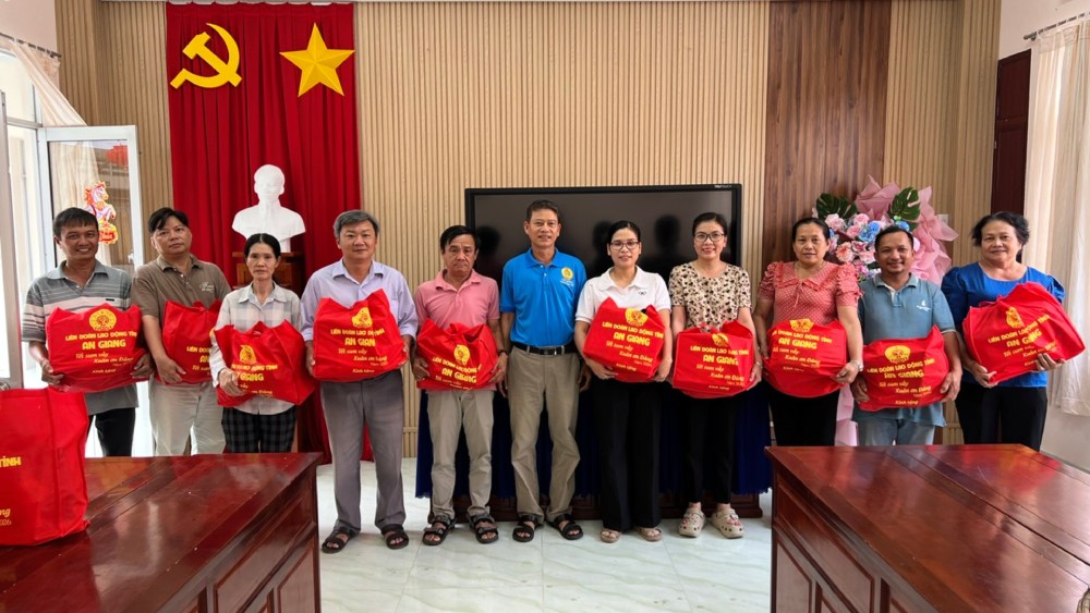 CĐCS Trường THPT chuyên Thoại Ngọc Hầu (tỉnh An Giang) tặng quà cho đoàn viên, người lao động. Ảnh: CĐCS trường