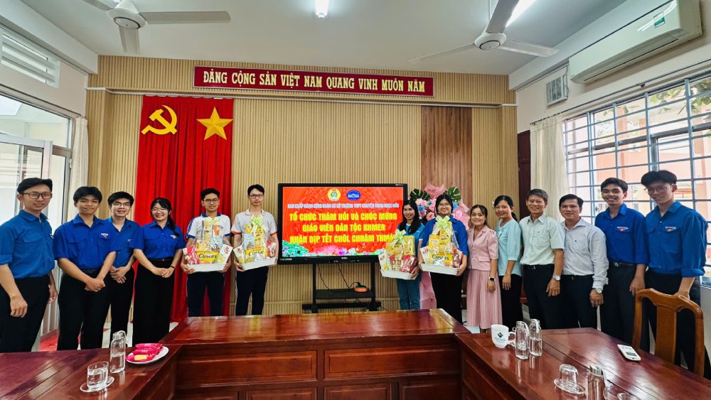 The grassroots trade union of Thoai Ngoc Hau Specialized High School (An Giang province) cares for and takes care of the lives of union members and workers. Photo: Grassroots Trade Union of the school
