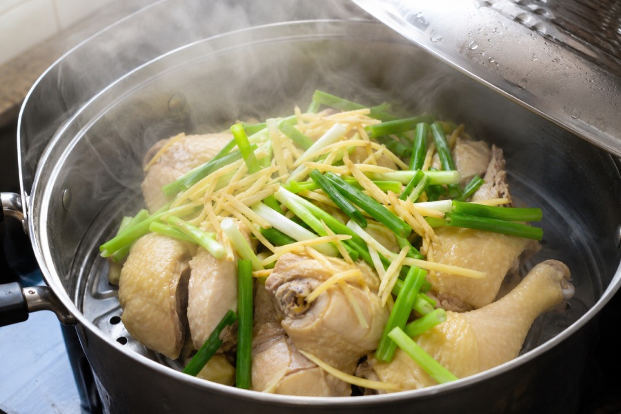 Gà được hấp cùng hành lá và gừng đến khi chín mềm. Ảnh: Thùy Linh 