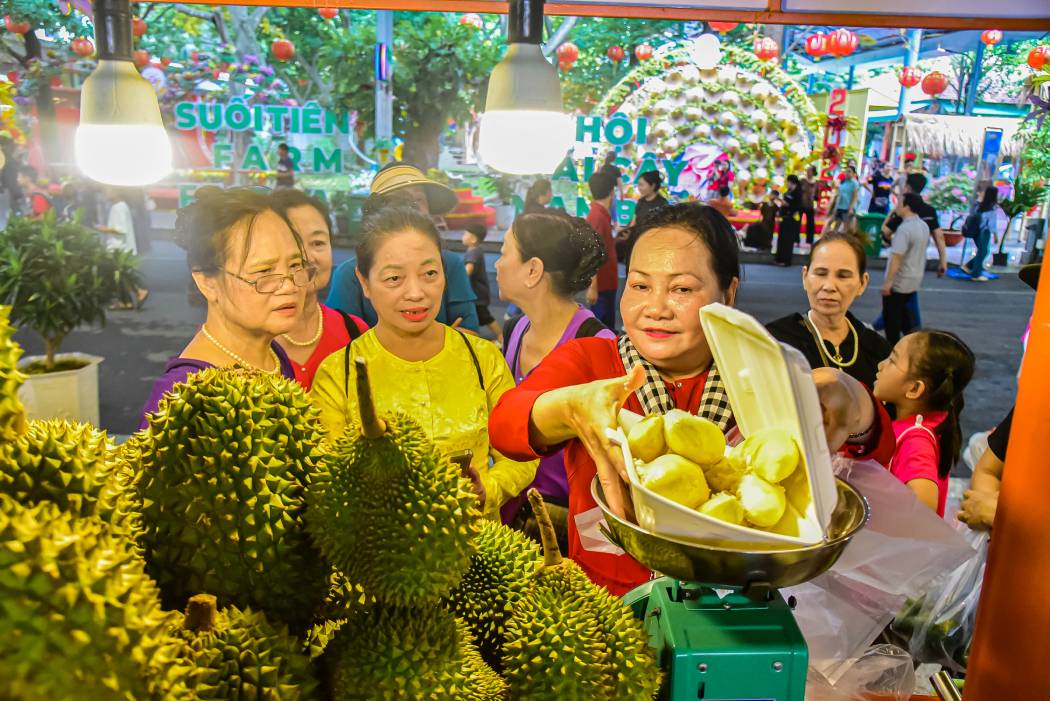 Fruit booths at the 22nd Southern Fruit Festival attract a large number of tourists to shop and enjoy. Photo: Anh Tu.