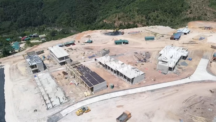 The multi-level boarding school project is under construction, but has not ensured progress. Photo: Han Nguyen