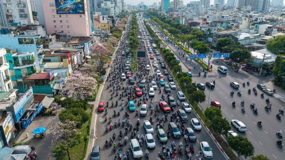 Dự kiến từ năm 2035, toàn bộ xe máy, ôtô lưu thông trong trung tâm TPHCM phải là xe điện.  Ảnh: Thái Bảo