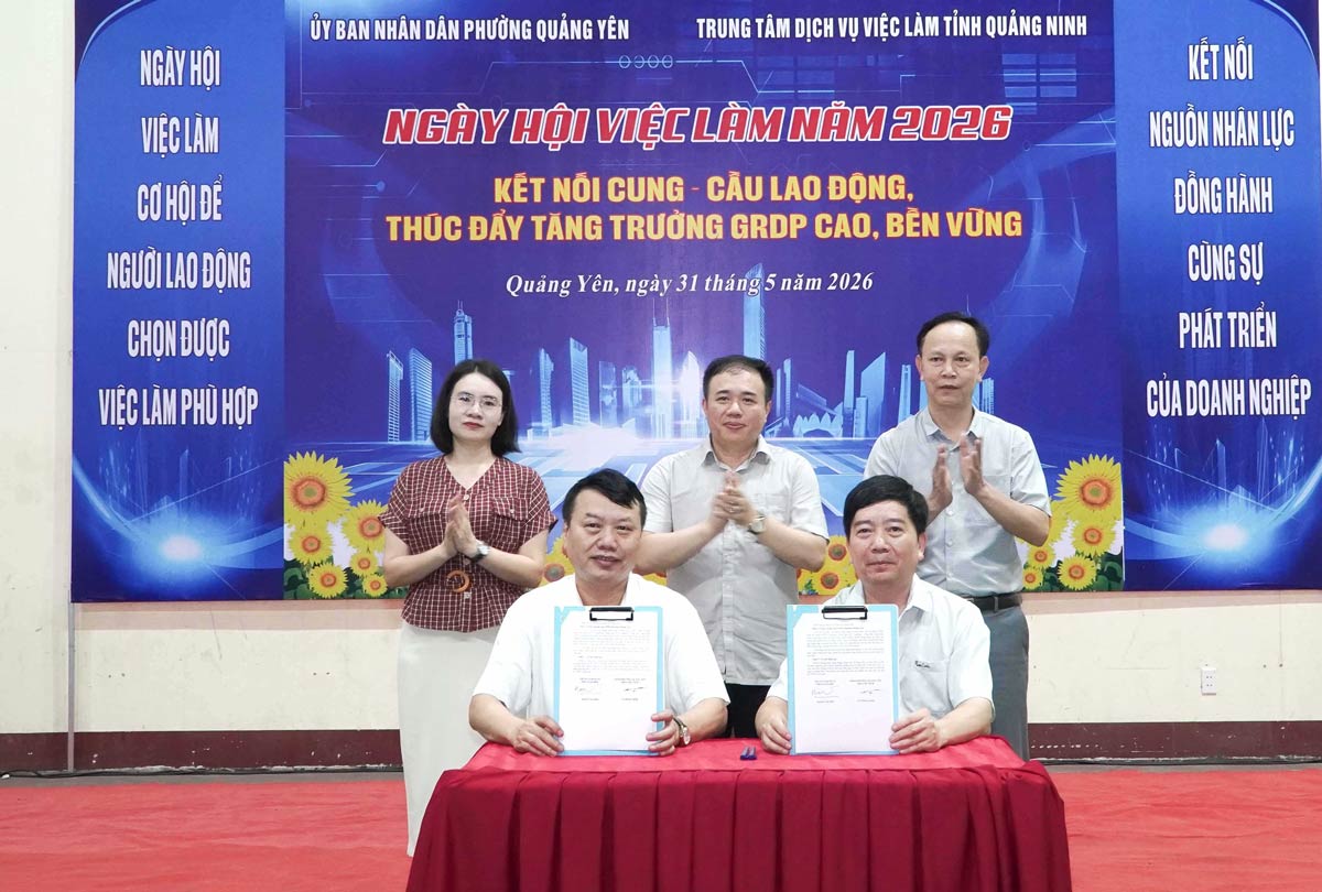 UBND phường Quảng Yên và Trung tâm Dịch vụ việc làm tỉnh Quảng Ninh ký kết Quy chế phối hợp. Ảnh: Cổng TTĐT Quảng Yên