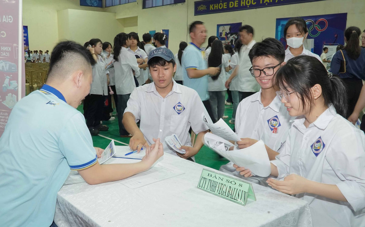 Consulting and guiding workers to find information and choose job positions at job fairs. Photo: Quang Yen e-Portal
