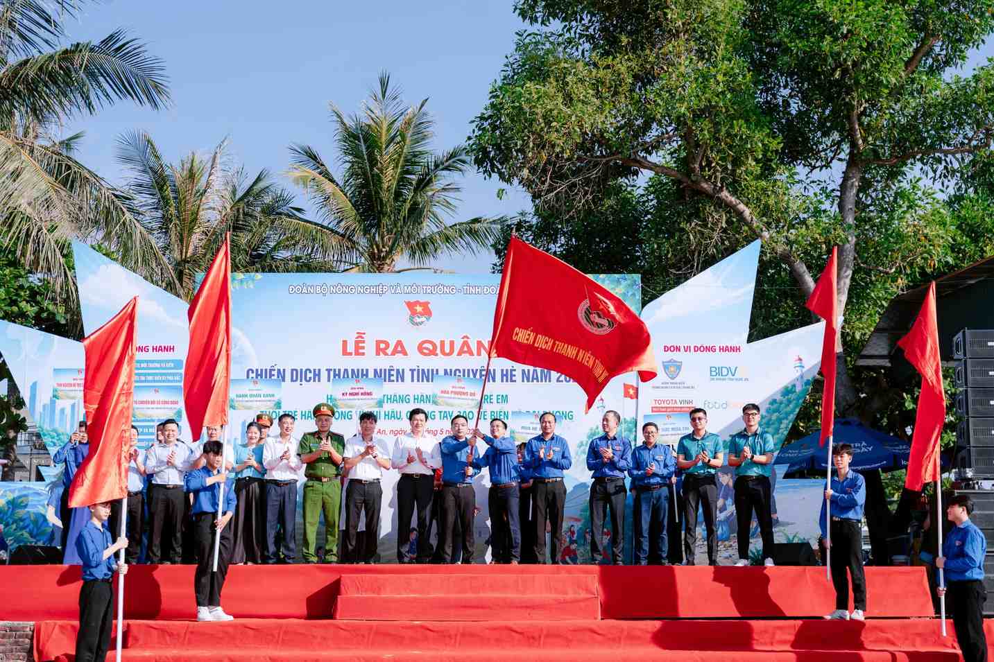 Nghe An youth launch the 2026 Summer Youth Volunteer Campaign at Quynh Phuong beach, Quynh Mai ward. Photo: Ngoc Anh